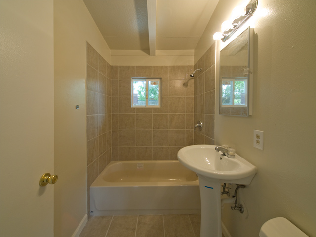 Bath  picture - 19070 Meiggs Ln, Cupertino 95014
