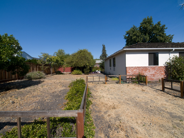 Yard picture - 3070 Middlefield Rd, Palo Alto 94306