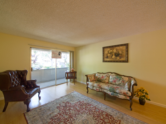 Living picture - 2452 W Bayshore Rd, Unit 7, Palo Alto 94303