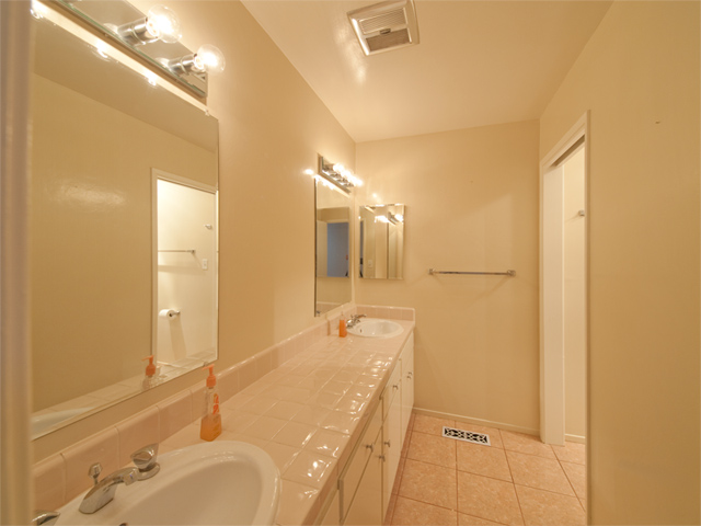 Bath 1 picture - 4191 Briarwood Way, Palo Alto 94306