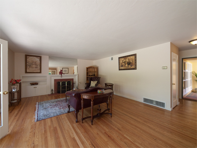 Living Room picture - 4257 Los Palos Ave, Palo Alto 94306