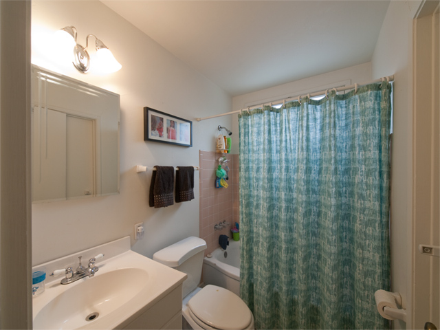 Bathroom picture - 4049 Middlefield Rd, Palo Alto 94303