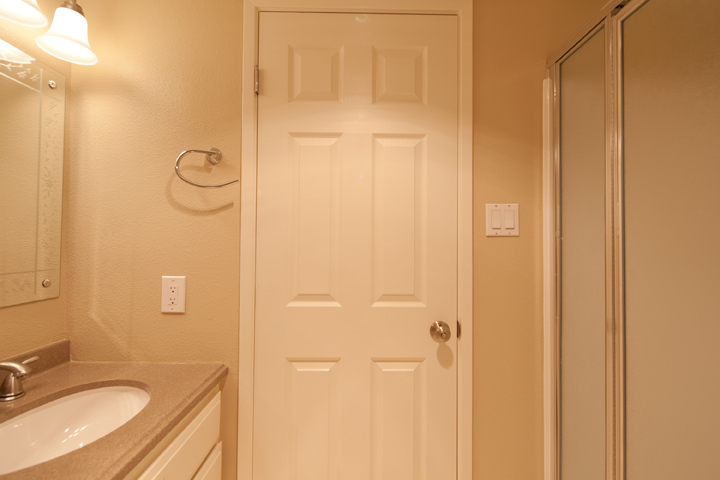 Bath picture - 320 Palo Alto Ave, Unit D2, Palo Alto 94301