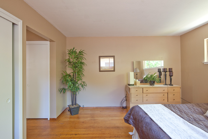 Master Bedroom picture - 3310 Louis Rd, Palo Alto 94303