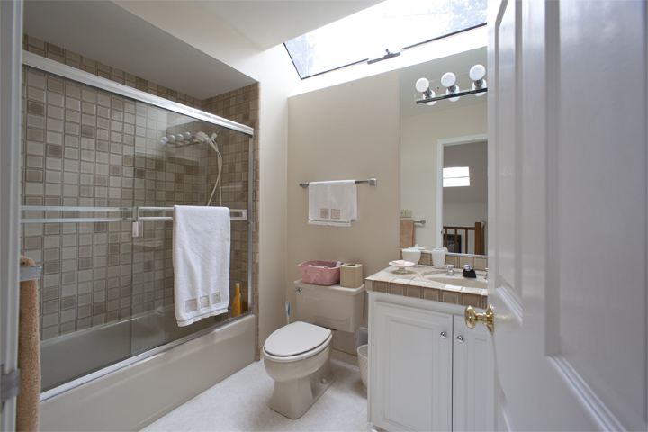 Bath 1 picture - 553 Suzanne Ct, Palo Alto 94306