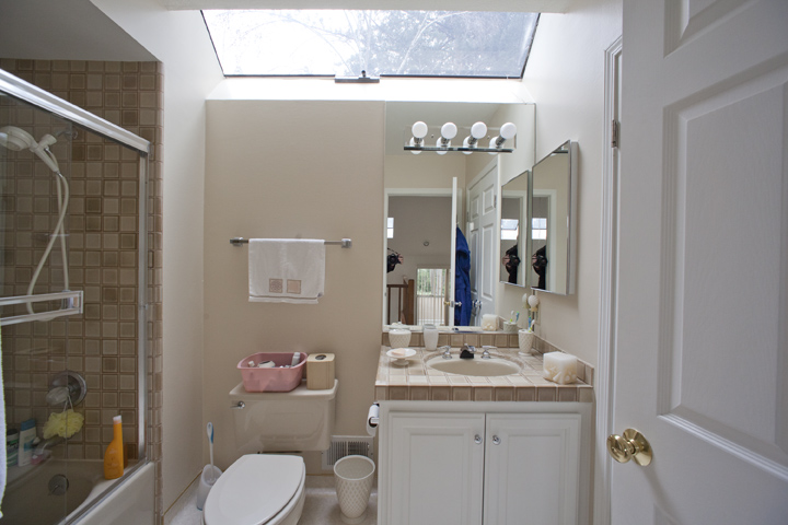 Upstairs Bath picture - 553 Suzanne Ct, Palo Alto 94306