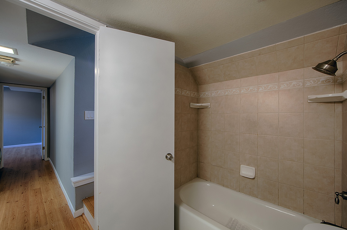 Bathroom (B) picture - 2128 Canoas Garden Ave B, San Jose 95125
