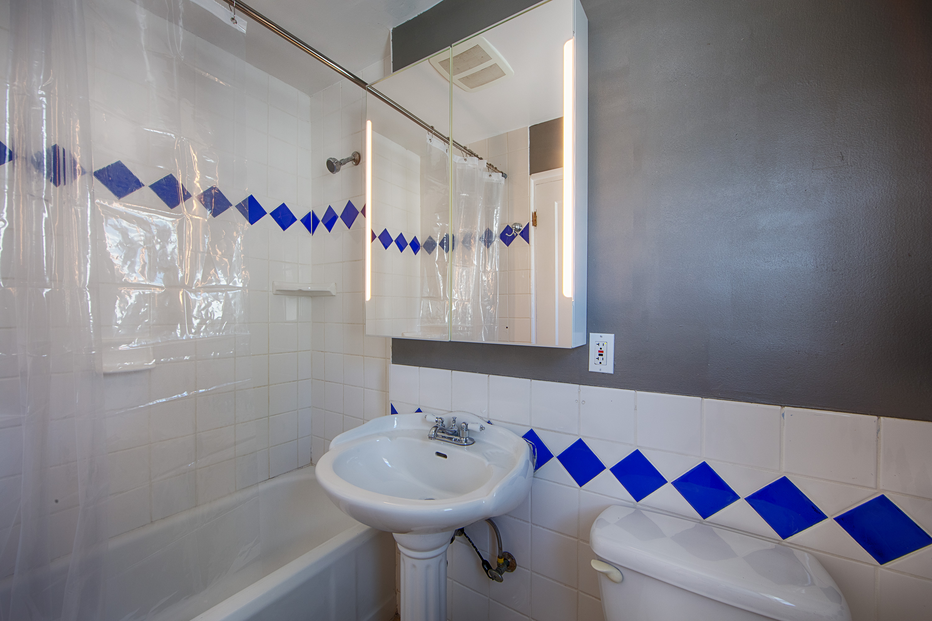 90 Dexter Ave, Redwood City 94063 - Bathroom 2 (A)