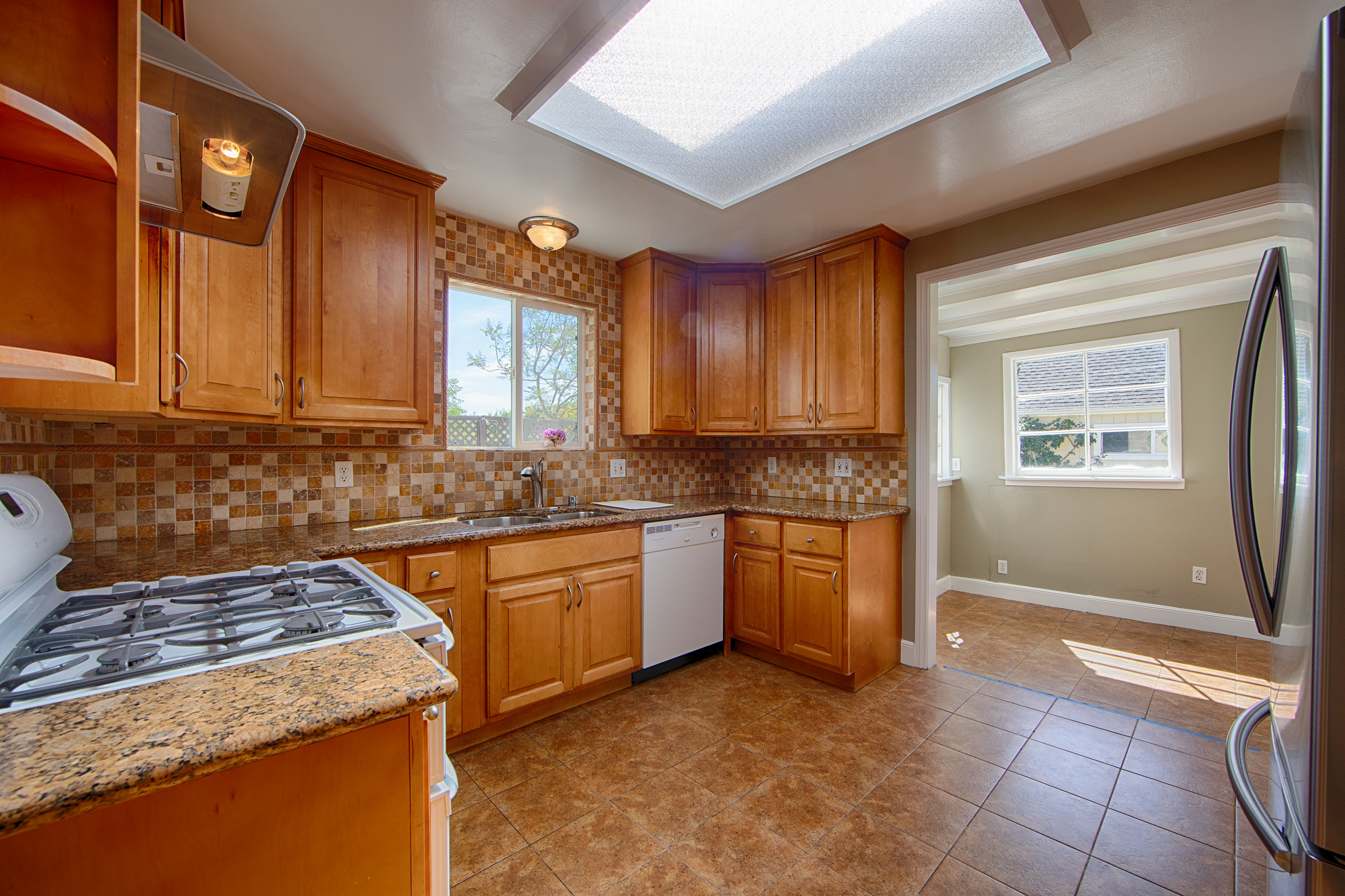 90 Dexter Ave, Redwood City 94063 - Kitchen (A)