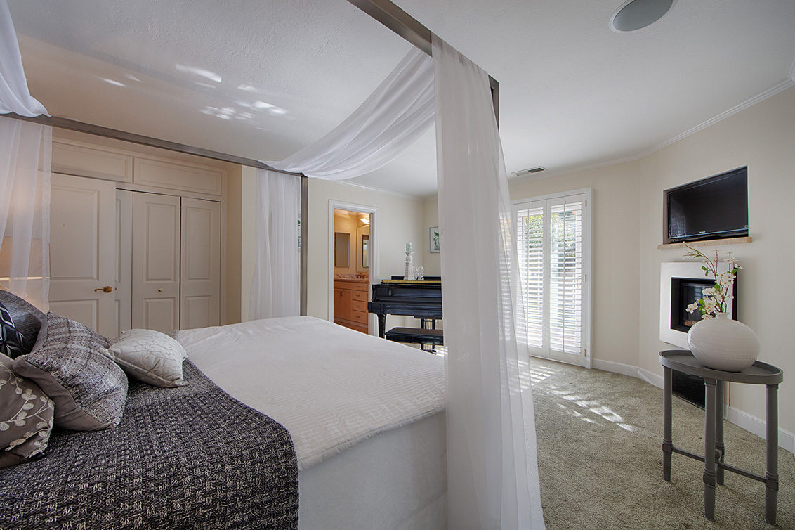 Master Bedroom (B) picture - 520 Rhodes Dr, Palo Alto 94303