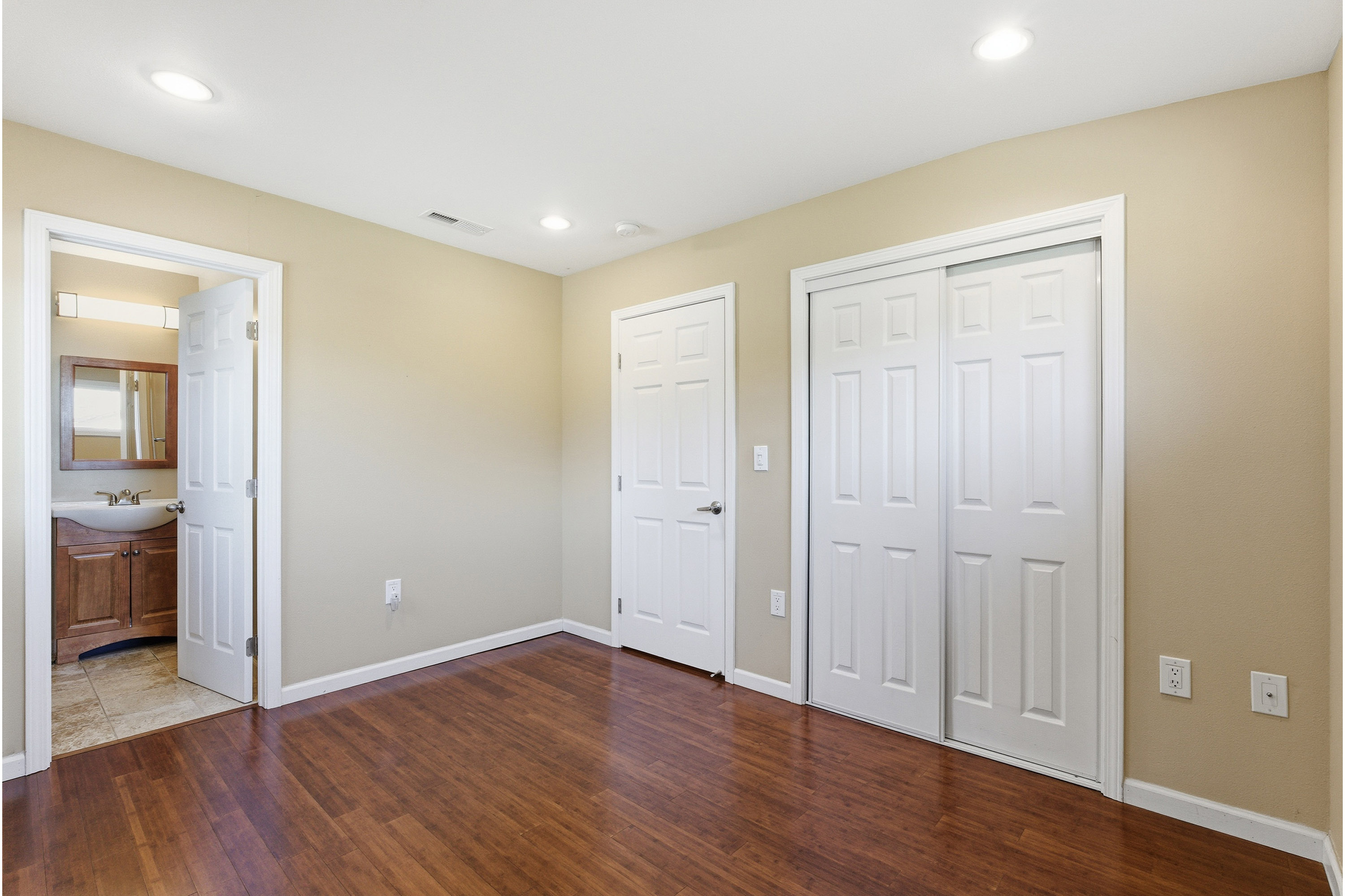 Upstairs Bedroom 2 (B)